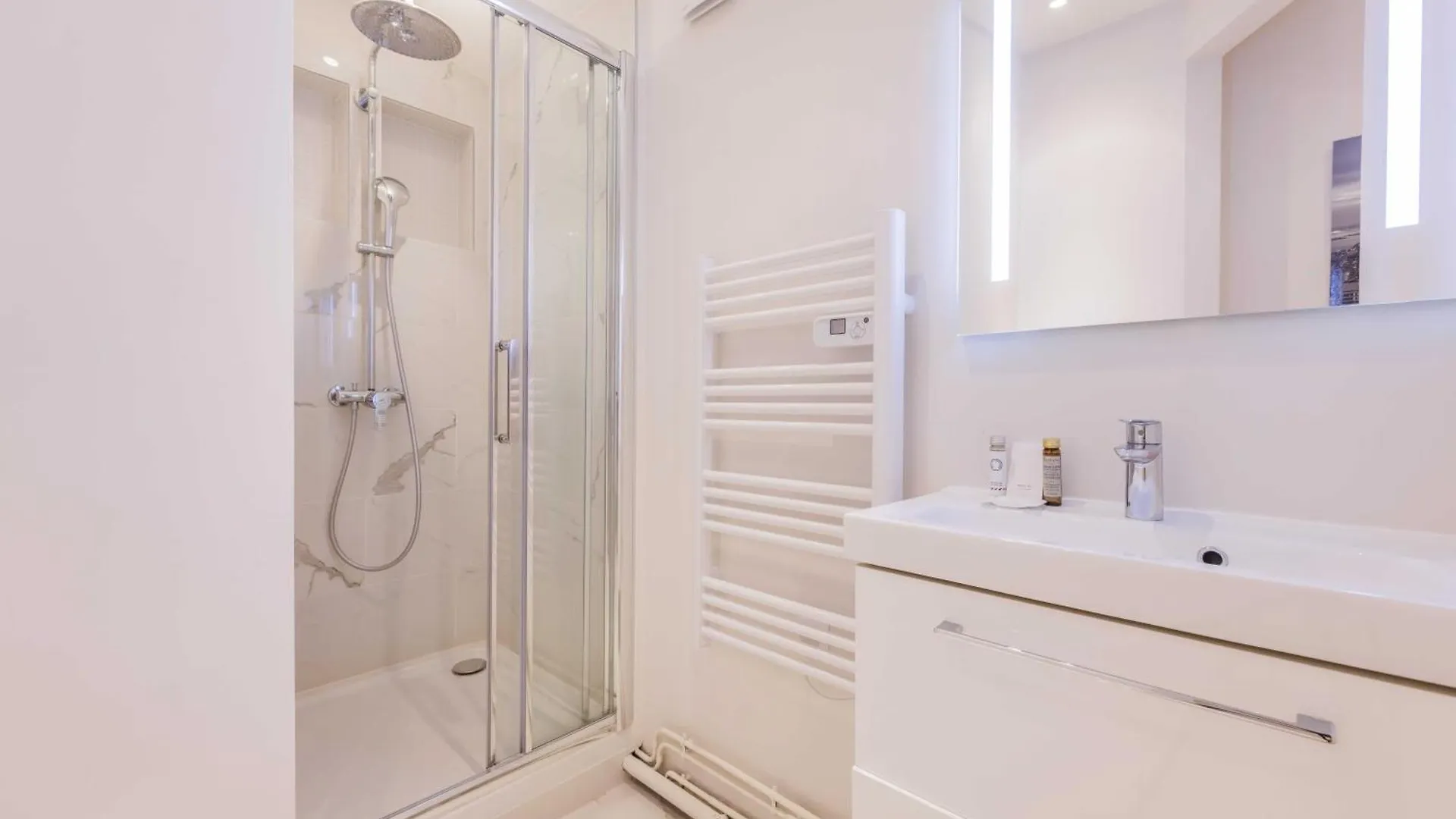 Modern - 2br - 6p - Saint-ambroise